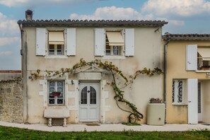 Exterior - Holiday Home 'La Maison De Joséphine' with Private Terrace and Wi-Fi (Montignac-Charente)