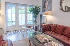 TV, fireplace - Holiday Home 'La Maison De Joséphine' with Private Terrace and Wi-Fi (Montignac-Charente)