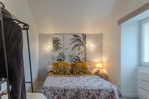 2 bedrooms, iron/ironing board, free WiFi, bed sheets - Holiday Home 'La Maison D'Éloi' with Shared Pool, Private Terrace & Wi-Fi (Montignac-Charente)