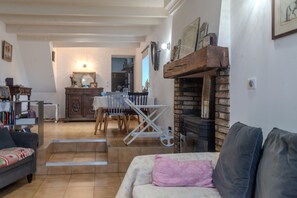 TV, fireplace - Holiday Home 'La Maison D'Éloi' with Shared Pool, Private Terrace & Wi-Fi (Montignac-Charente)