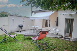 Outdoor dining - Holiday Home 'La Maison D'Éloi' with Shared Pool, Private Terrace & Wi-Fi (Montignac-Charente)