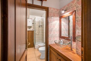 Regadera, secadora de cabello, toallas 