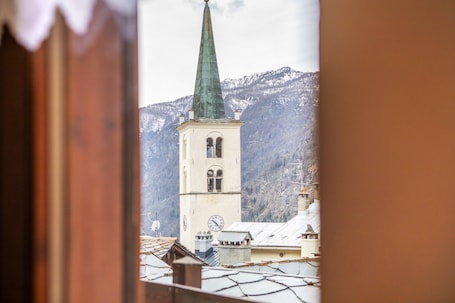 Interior. Studio Apartment 'Monolocale A Valtournenche' with Mountain View, Shared Garden and Wi-Fi