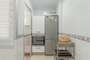 Fridge, microwave, oven, stovetop - Casa Ricardo - Vacation Home Near the Beach in Barbate (Barbate)