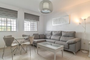 TV - Holiday Home 'Ricardo' with Private Terrace and Wi-Fi (Barbate)