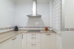 Fridge, microwave, oven, stovetop - Holiday Home 'Ricardo' with Private Terrace and Wi-Fi (Barbate)