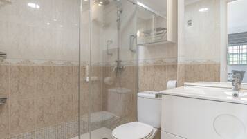 Douche, serviettes fournies