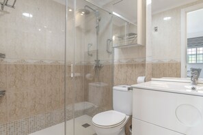 Shower, towels - Casa Ricardo - Vacation Home Near the Beach in Barbate (Barbate)