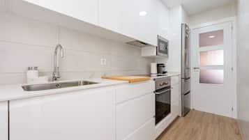 Een koelkast, een magnetron, een oven, een kookplaat