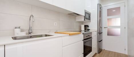 Een koelkast, een microgolfoven, een oven, een kookplaat