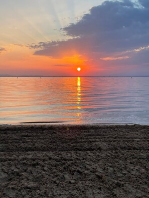 Una spiaggia nelle vicinanze
