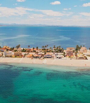 Una spiaggia nelle vicinanze