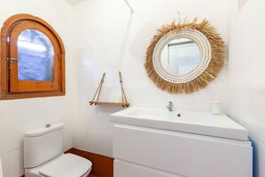 Shower, towels - Holiday Home '3aguas Mediterraneo' with Sea View, Private Pool and Wi-Fi (La manga del Mar Menor)