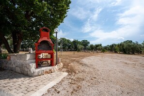 Property grounds - Villa 'Casale Dello Zio, Private Wood' with Private Pool, Wi-Fi and Air Conditioning (Castellana grotte)