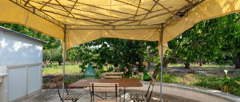 تناول الطعام بالخارج