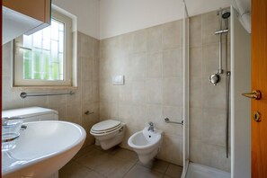 Suihku, hiustenkuivaaja, pyyhkeet