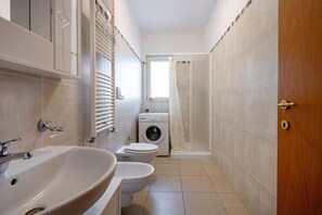 Suihku, hiustenkuivaaja, pyyhkeet