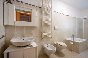 Doccia, asciugacapelli, asciugamani