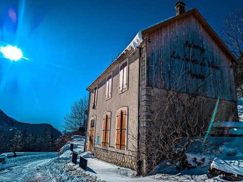 Gîte 'Les Sabots De Vénus' : Vue Montagne, Terrasse Privée et Wi-Fi