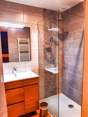 Shower, towels - Gîte 'Les Sabots De Vénus': Mountain View, Private Terrace & Wi-Fi (Aspres-sur-Buëch)