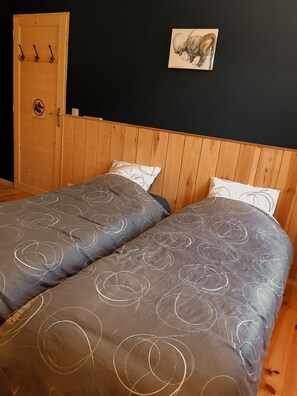 3 bedrooms, free WiFi, bed sheets - Gîte 'Les Sabots De Vénus': Mountain View, Private Terrace & Wi-Fi (Aspres-sur-Buëch)