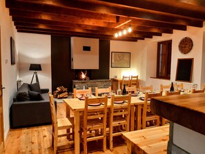 Dining - Gîte 'Les Sabots De Vénus': Mountain View, Private Terrace & Wi-Fi (Aspres-sur-Buëch)