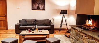 Gîte 'Les Sabots De Vénus': Mountain View, Private Terrace & Wi-Fi