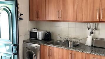Een koelkast, een magnetron, een oven, een kookplaat