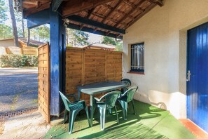 Outdoor dining - Studio 'Saint Amon' with Shared Pool, Private Terrace and Air Conditioning (Moliets-et-Maa)