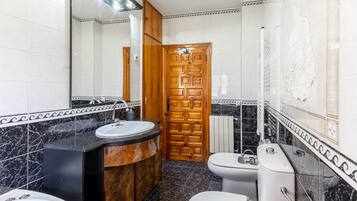 Douche, sèche-cheveux, serviettes fournies