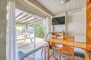 Dining - Apartment 'Chalet A Village Vacances' with Shared Pool, Private Terrace and Wi-Fi (Gujan-Mestras)