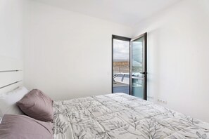 1 chambre, fer et planche à repasser