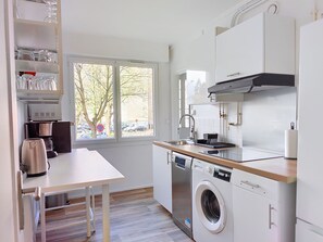 Réfrigérateur, micro-ondes, four, plaque de cuisson