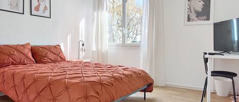 3 camere, una scrivania, ferro/asse da stiro, culla da viaggio