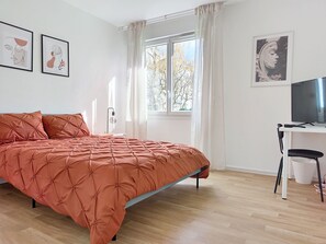 3 Schlafzimmer, Schreibtisch, Bügeleisen/Bügelbrett, Reisekinderbett