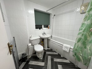 Secador de cabelo, toalhas de banho, sabonete, shampoo