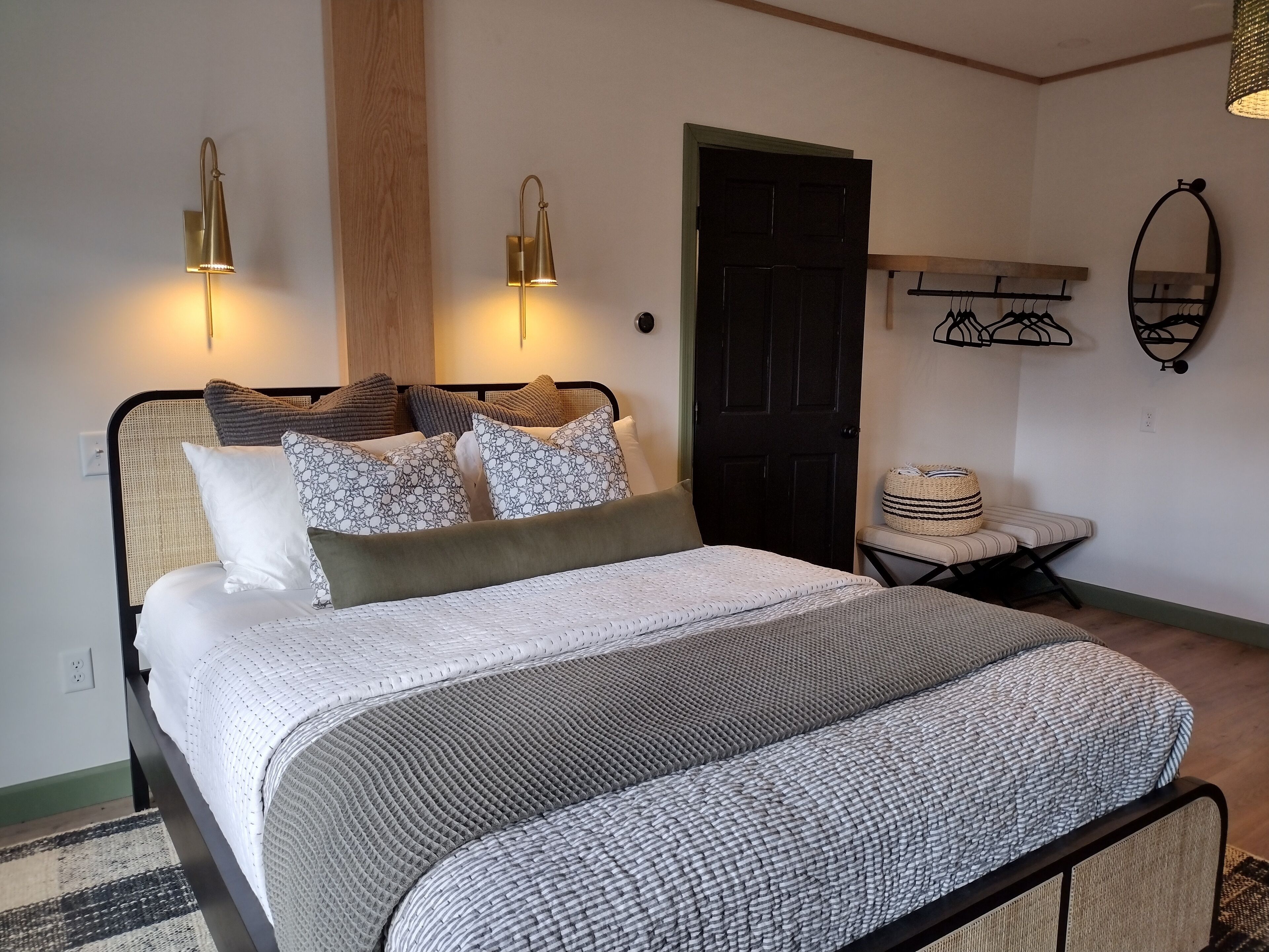 1 dormitorio, tabla de planchar con plancha, wifi y ropa de cama