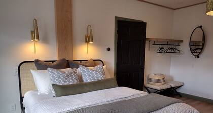 Elegant Country Retreat on Gorgeous Horse Farm, 10 min from Cooperstown! Rm #1