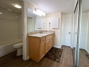 Shower, hair dryer, towels, soap - Emerald Coast Escape (Fort Walton Beach)