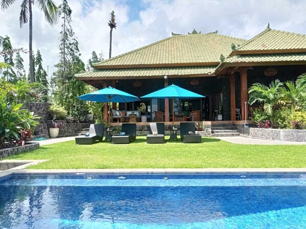 Una piscina al aire libre, una piscina climatizada