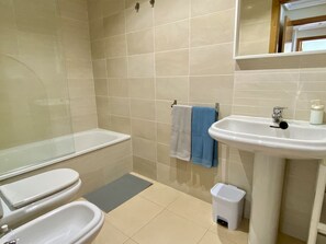 シャワー、ビデ、タオル、石鹸