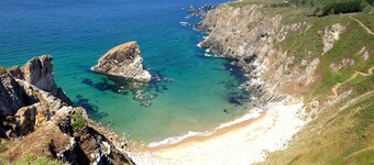 Apartment with ocean views and community pool, just a 3 min walk to the beach!