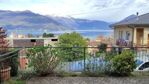 Un quartiere residenziale con vista su un lago e montagne.
