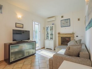 TV - Cosy apartment for 4 people with A/C, WIFI, TV and patio (Capanne-prato-cinquale)