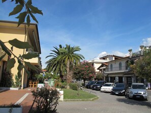 Property grounds - Cosy apartment for 4 people with A/C, WIFI, TV and patio (Capanne-prato-cinquale)