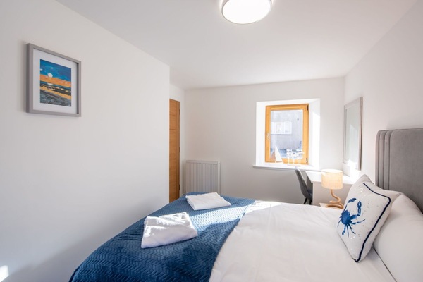 Eigentum, Azurblau, Gebäude, Bilderrahmen, Textil, Komfort, Holz, Interior Design, Farbe, Schatten
