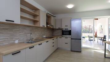 Oven, dishwasher, highchair