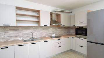 فرن، غسالة أطباق، كرسي للأطفال