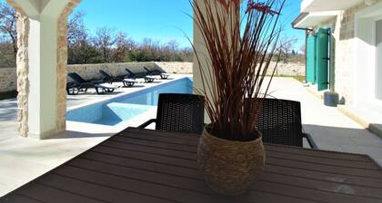 Beautiful private villa with WIFI, A/C, private pool, TV, terrace, pets allowed and panoramic view