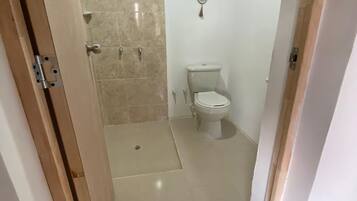 Habitación doble estándar, 1 habitación | Muebles diferentes, escritorio, wifi gratis y ropa de cama
